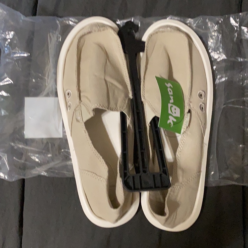 NWT ladies tan Sanuk